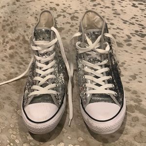 Sz 8.5 Converse sneakers. Rubber sole /toe. Sequin upper. Clean white laces.